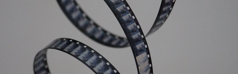 编辑精选大片《星际穿越》海报，宇宙飞船穿越虫洞