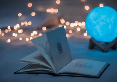 美剧《边缘世界》海报，赛博朋克风格未来城市